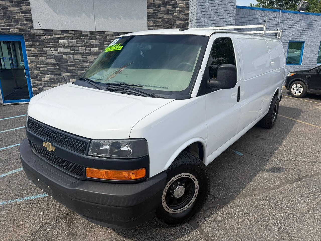 Used 2018 Chevrolet Express 2500 Extended RWD image 1