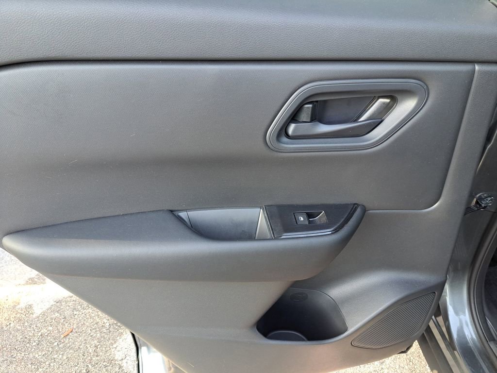 Used 2025 Nissan Rogue S image 9