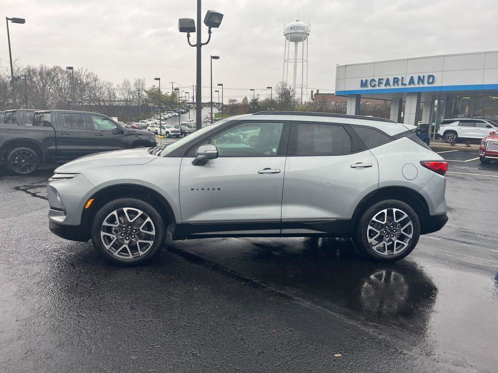 Used 2025 Chevrolet Blazer RS FWD image 2