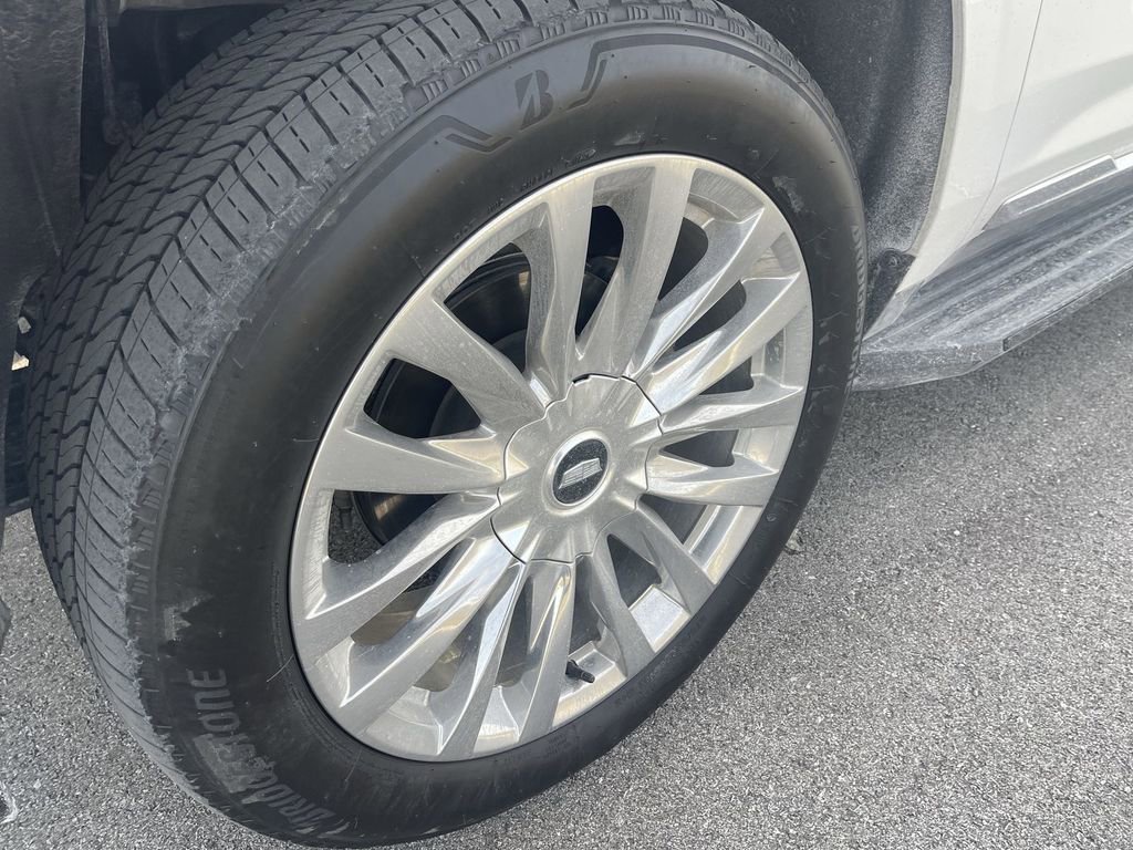 Used 2024 Cadillac Escalade Premium Luxury image 2