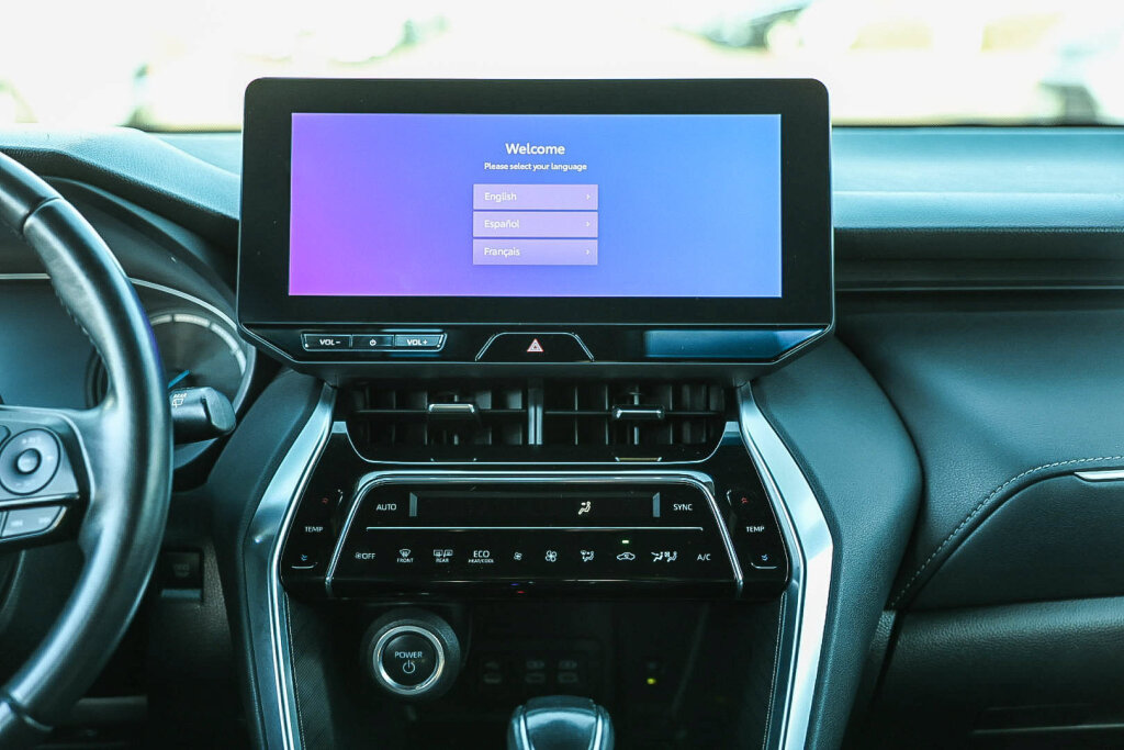 Certified 2023 Toyota Venza XLE AWD/4WD image 3