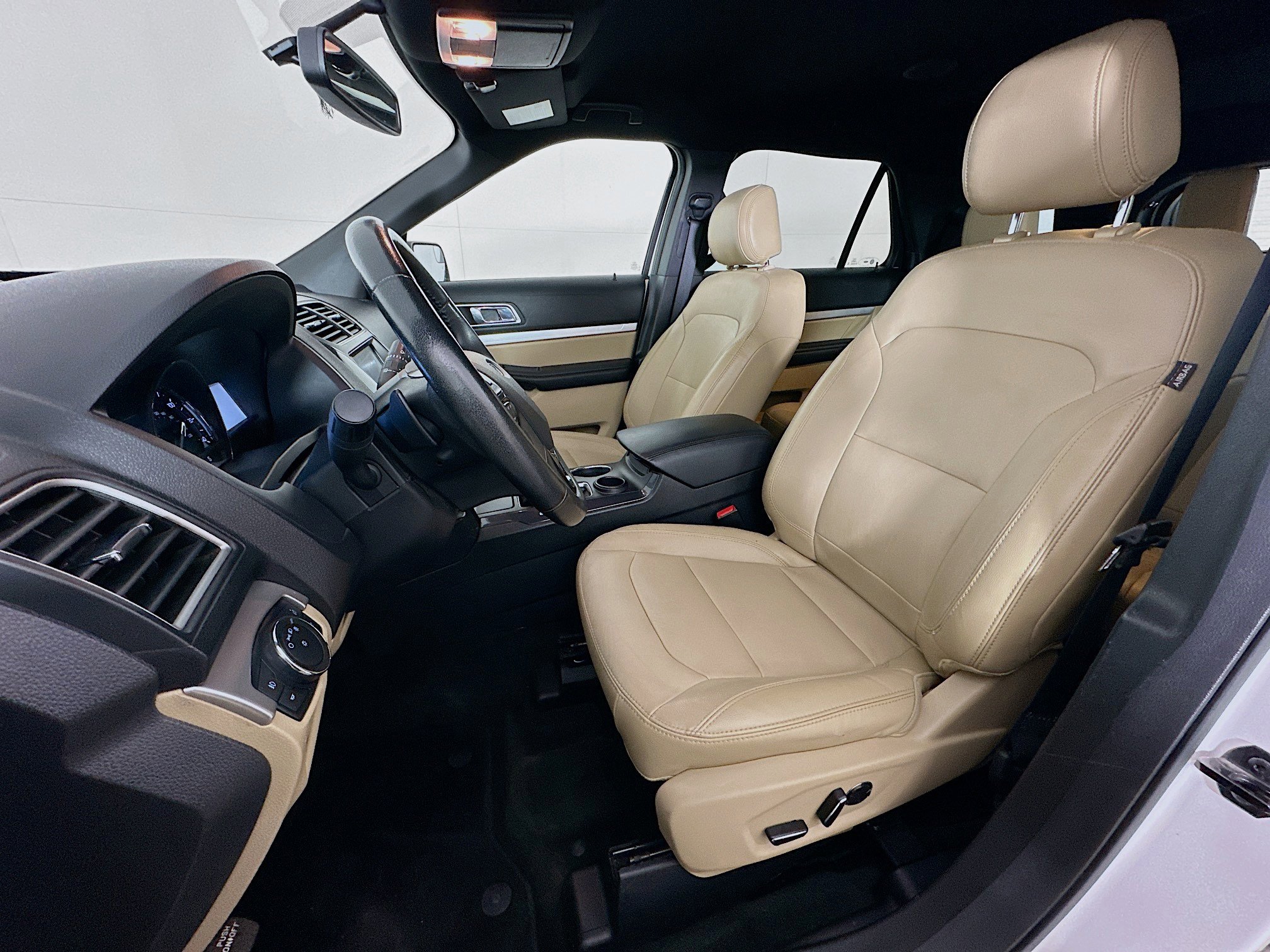 Used 2016 Ford Explorer XLT w/ Equipment Group 202A FWD image 13