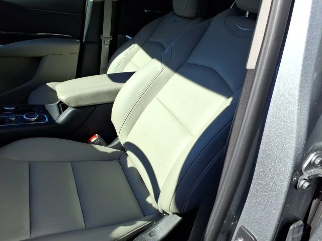 Used 2023 Cadillac XT4 Luxury w/ Cold Weather Package AWD/4WD image 13
