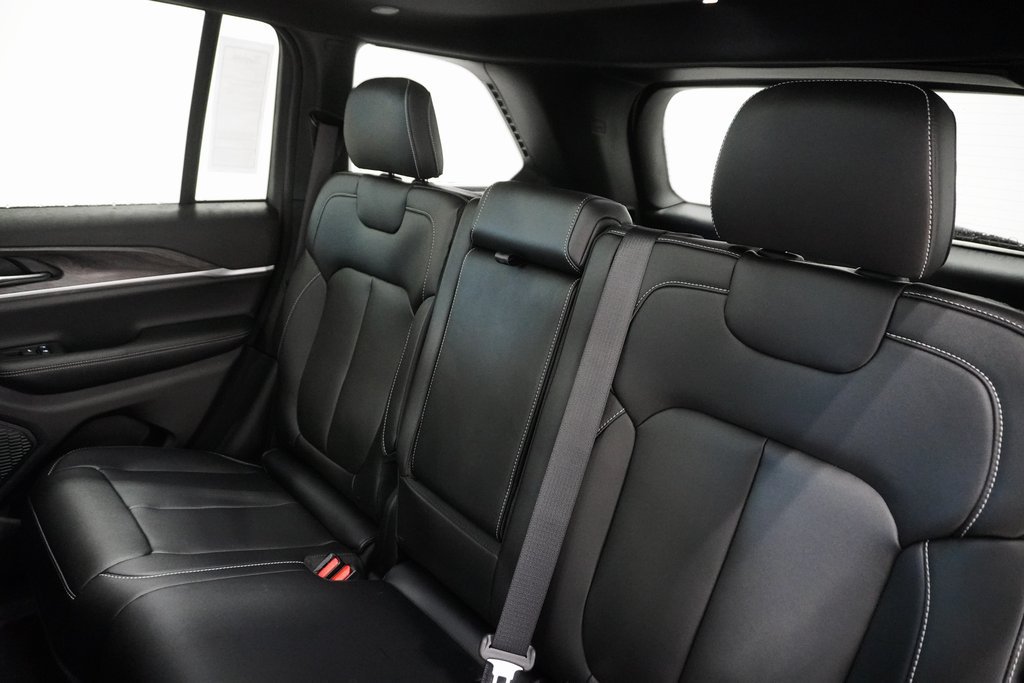Used 2025 Jeep Grand Cherokee Limited AWD/4WD image 13
