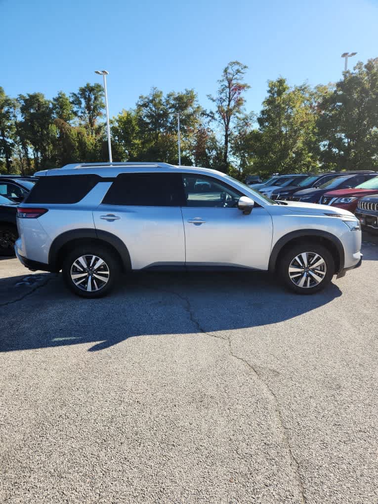 Used 2025 Nissan Pathfinder SL AWD/4WD image 17