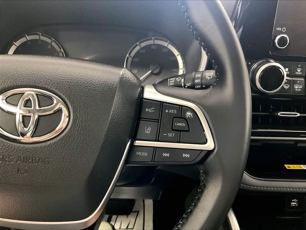 Used 2023 Toyota Highlander XLE AWD/4WD image 24