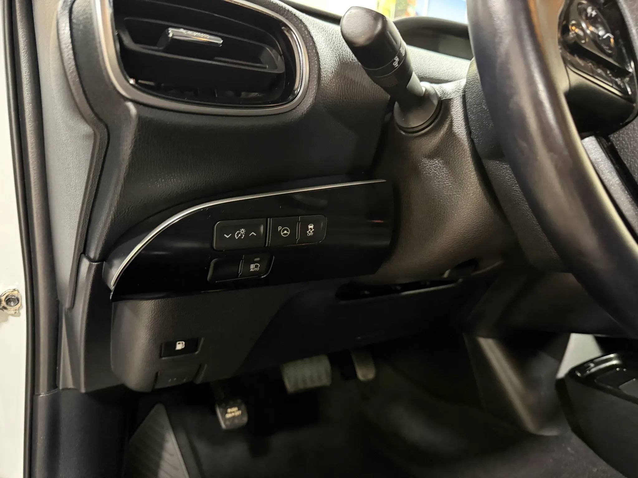 Used 2022 Toyota Prius XLE AWD/4WD image 33