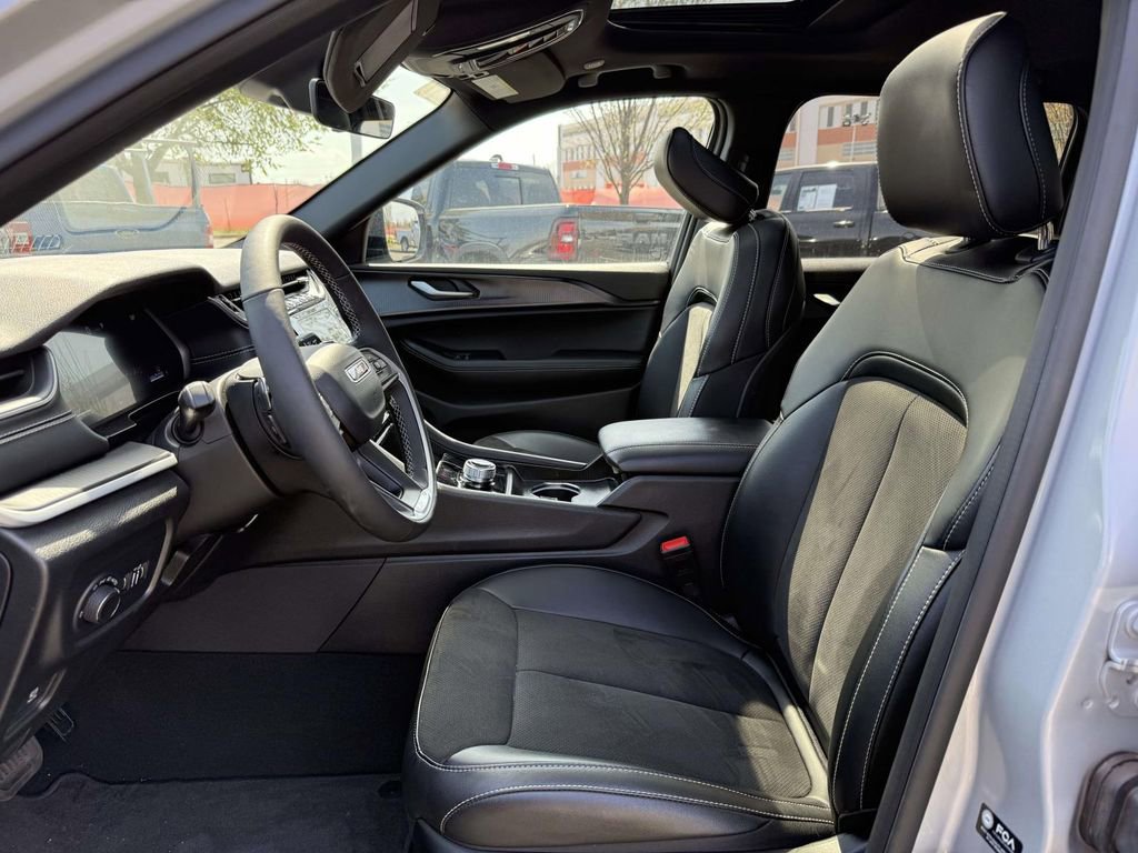 Certified 2025 Jeep Grand Cherokee Altitude AWD/4WD image 14