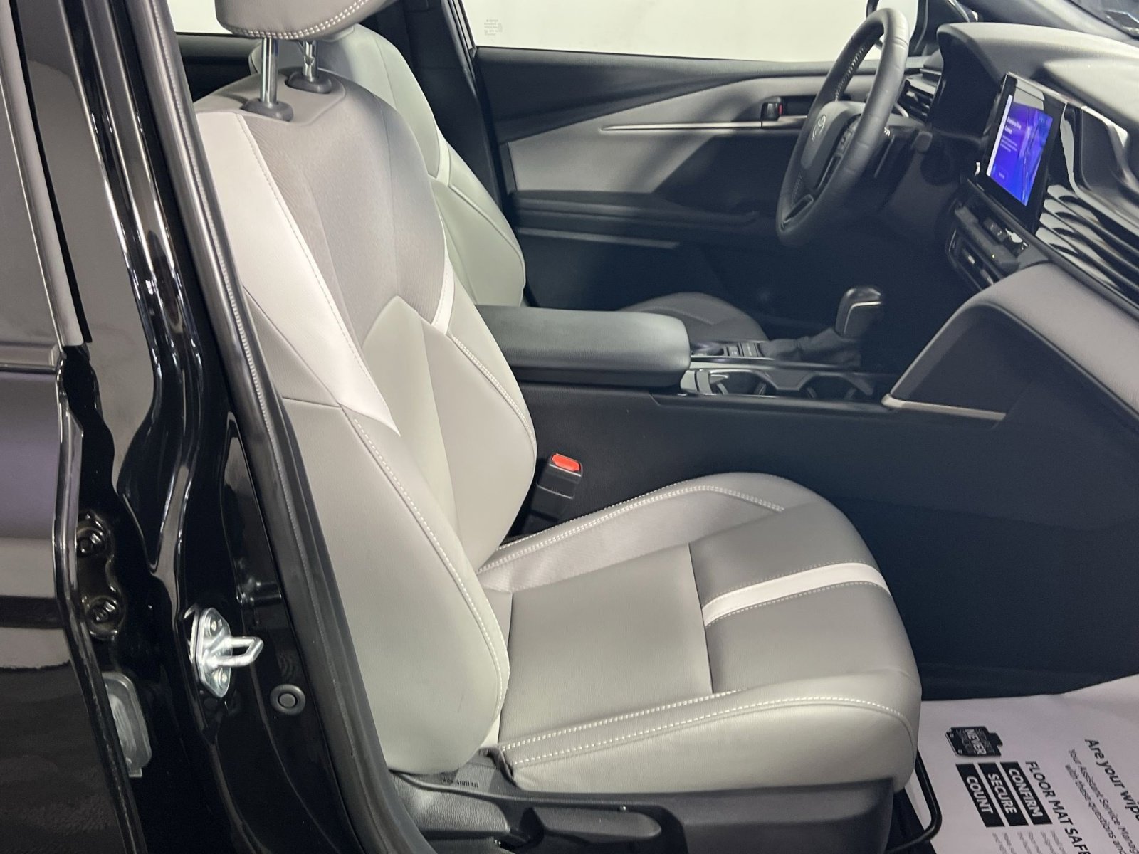 Used 2025 Toyota Camry SE image 28