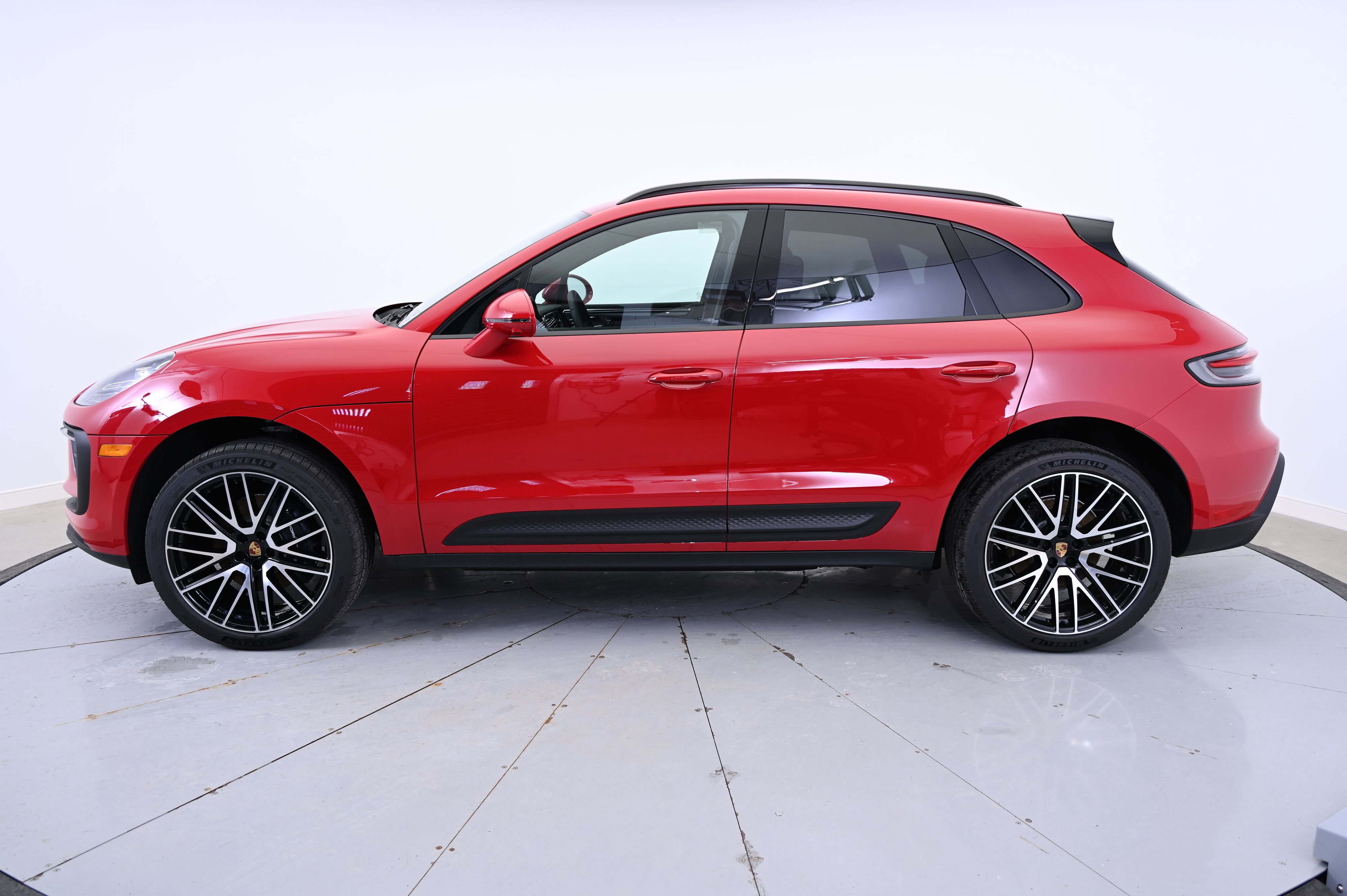Used 2025 Porsche Macan image 2