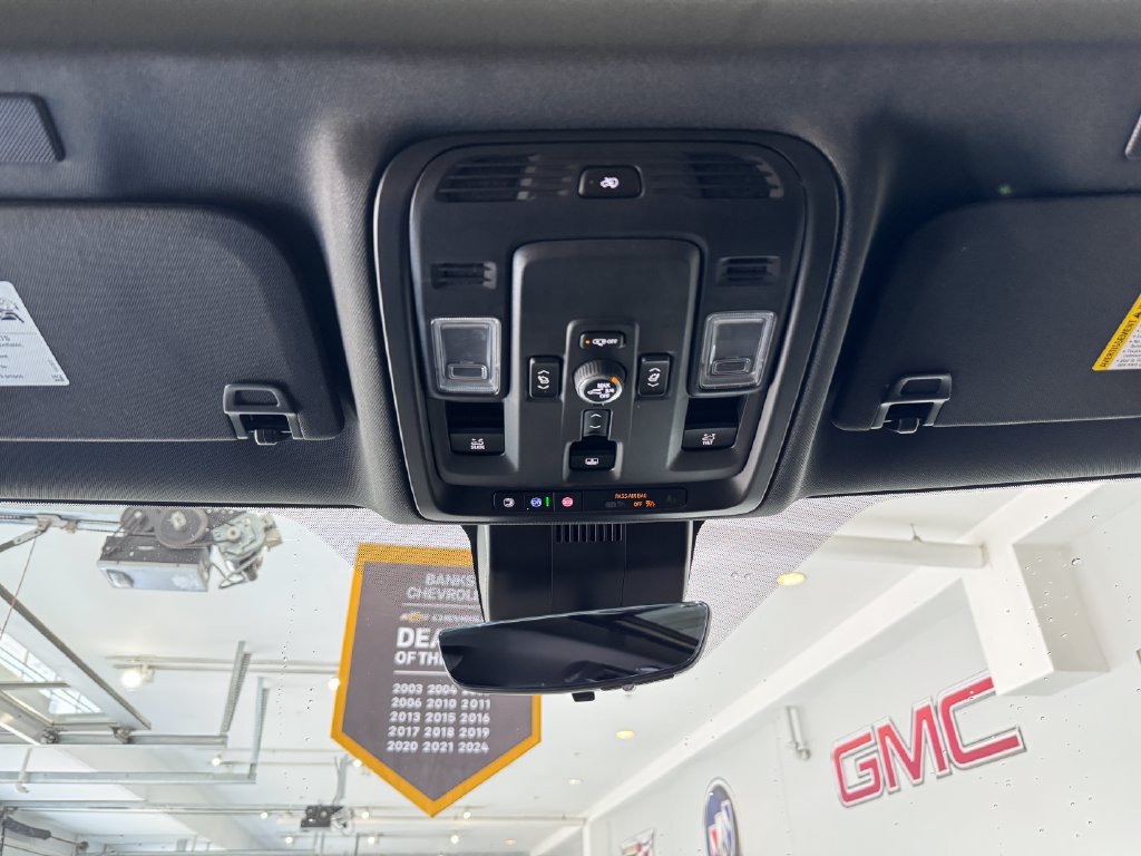 Certified 2025 Chevrolet Suburban High Country AWD/4WD image 31