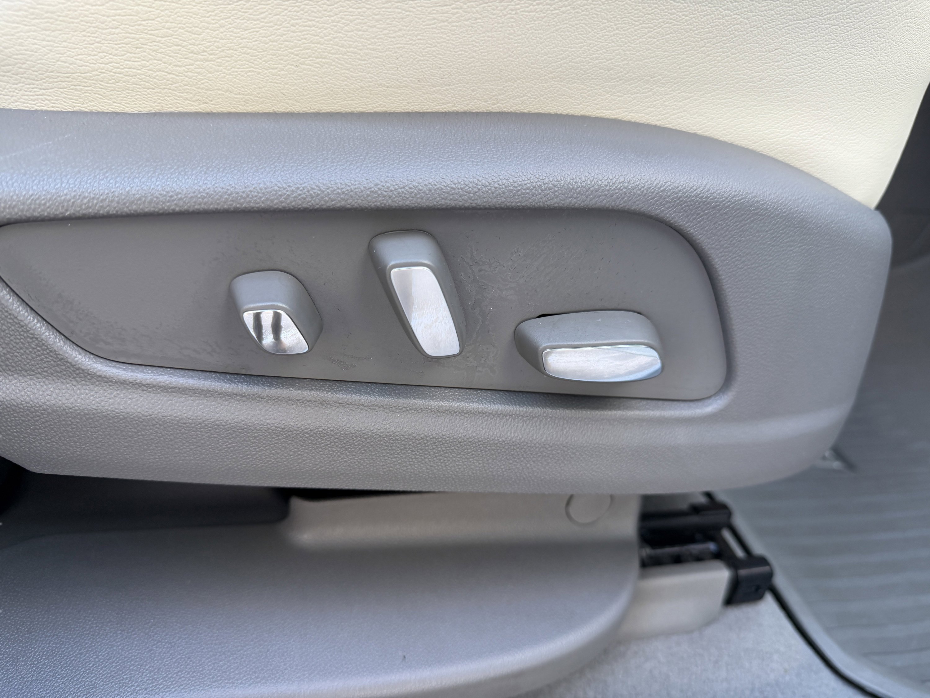 Certified 2025 Cadillac XT6 Premium Luxury w/ LPO, Floor Liner Package image 34