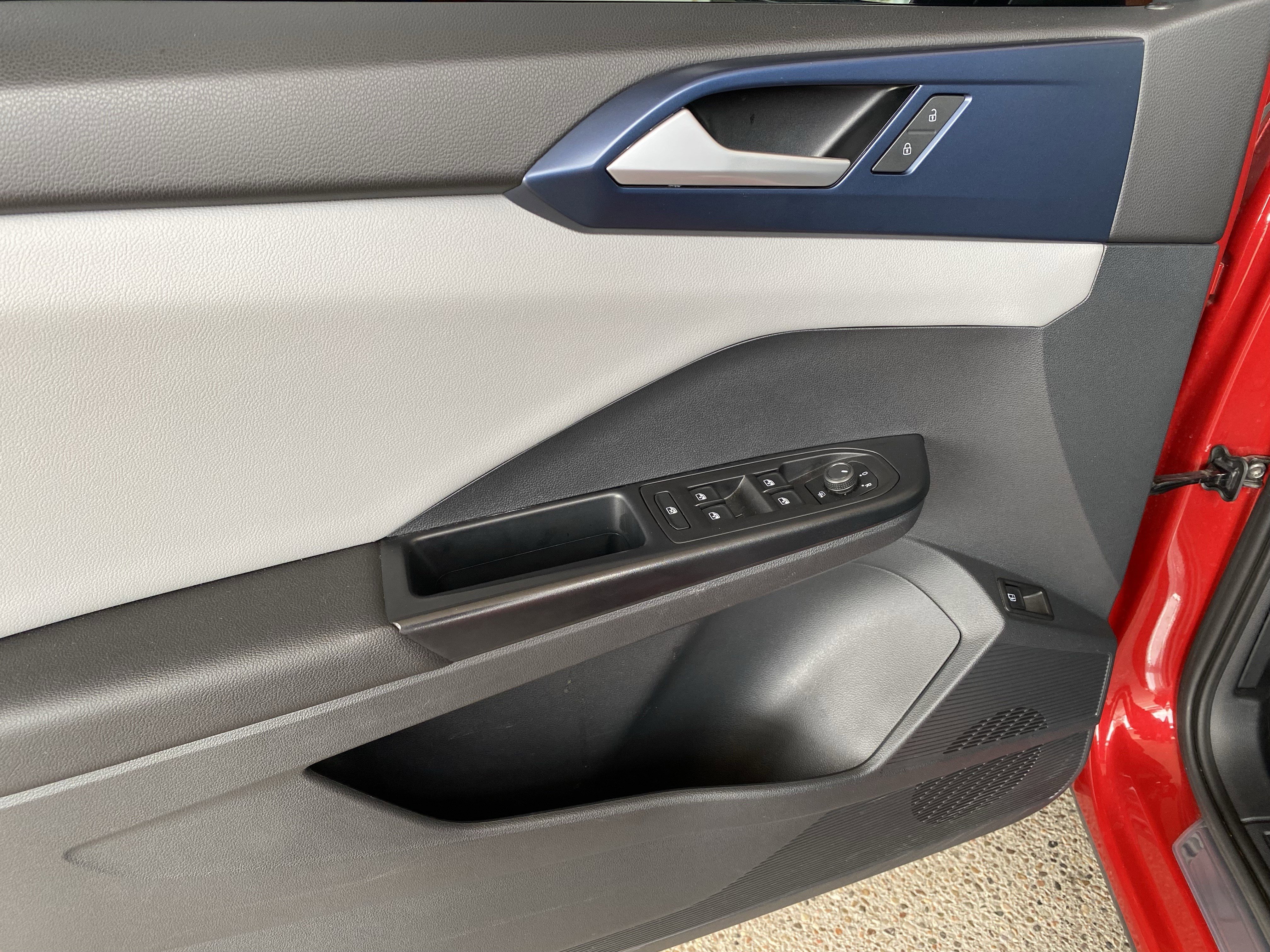 Used 2023 Volkswagen Taos SE w/ Panoramic Sunroof Package image 11