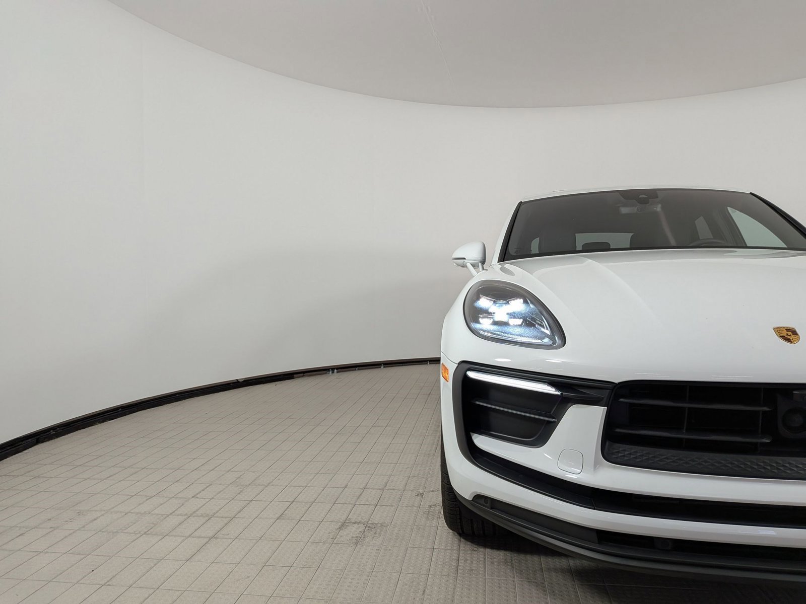 Certified 2025 Porsche Macan AWD/4WD image 9
