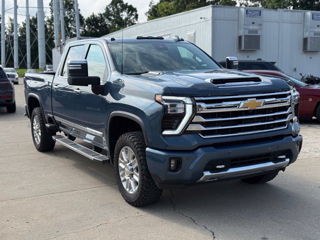 Used 2025 Chevrolet Silverado 2500 High Country w/ High Country Premium Package AWD/4WD image 4