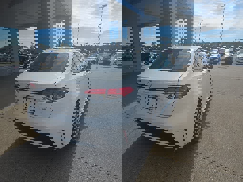 Used 2021 Toyota Corolla LE image 9