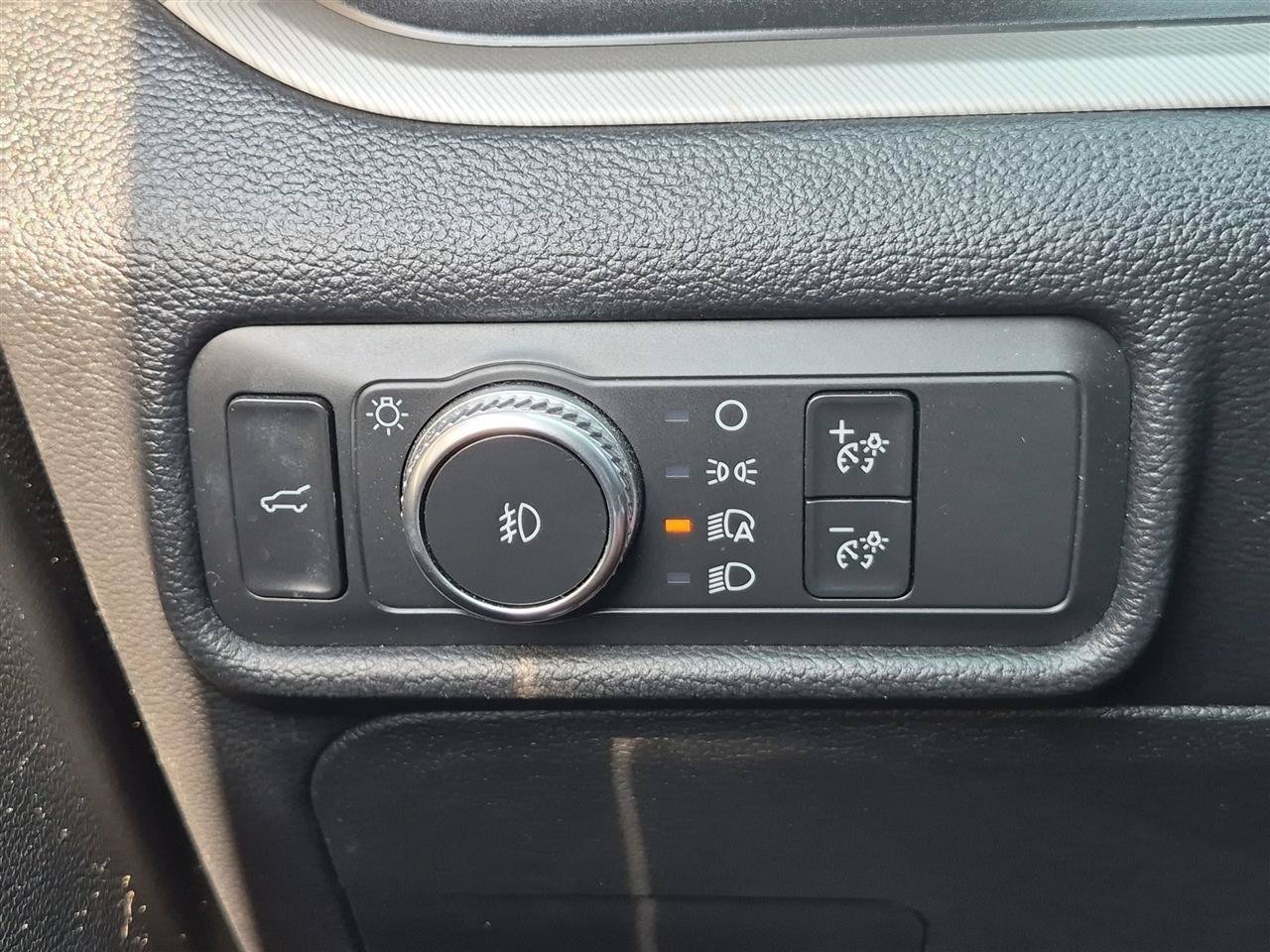 Used 2020 Ford Explorer XLT w/ Equipment Group 202A AWD/4WD image 17
