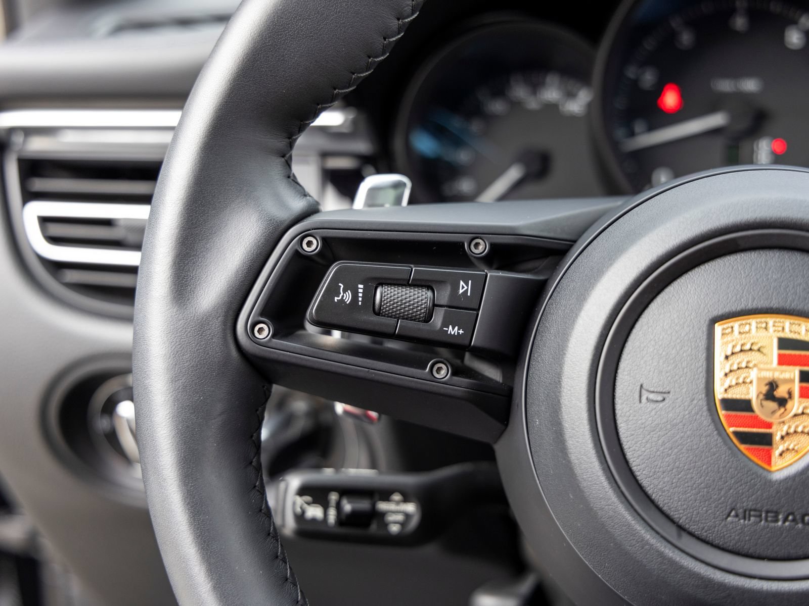 Certified 2026 Porsche Macan AWD/4WD image 36
