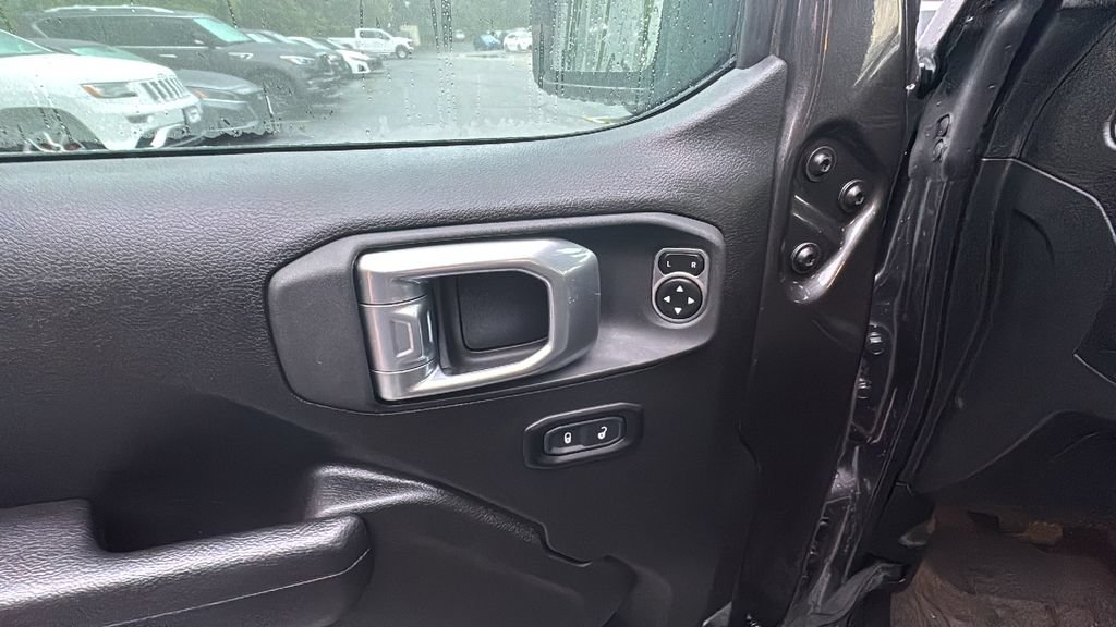 Used 2024 Jeep Wrangler Unlimited AWD/4WD image 11