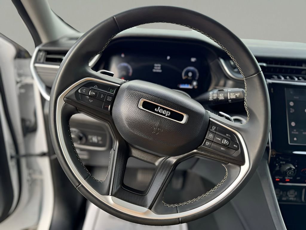 Used 2023 Jeep Grand Cherokee Laredo image 17