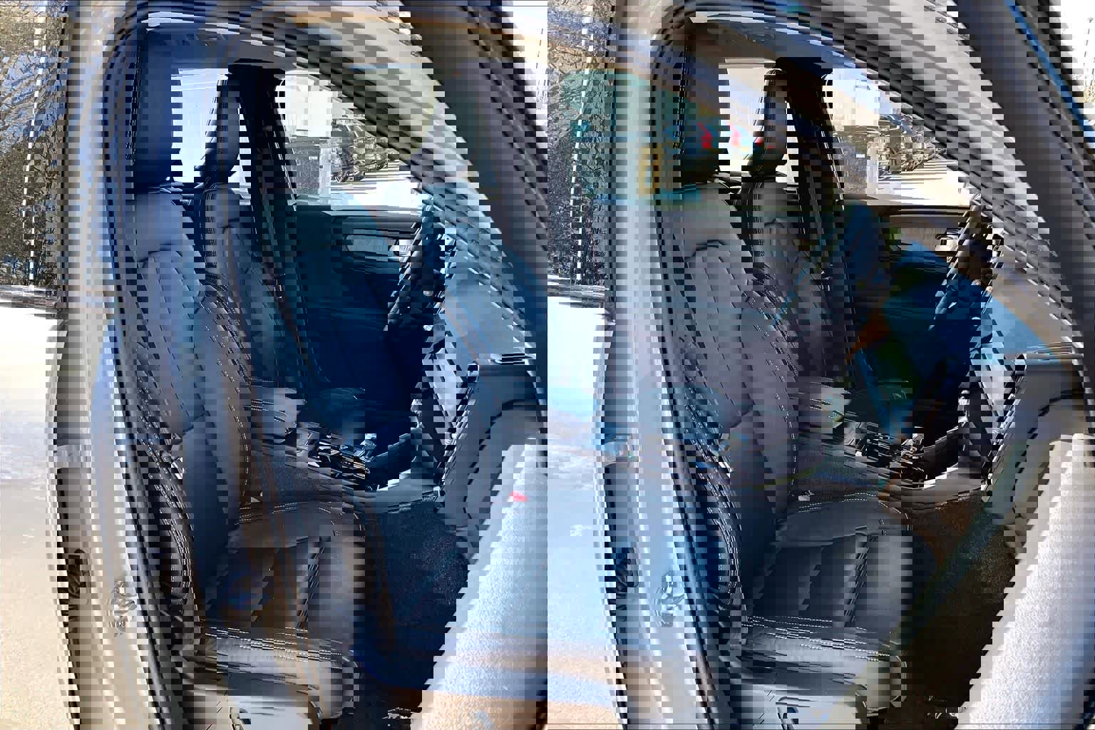 Certified 2024 Volvo XC40 B5 Plus w/ Protection Package Premier image 7