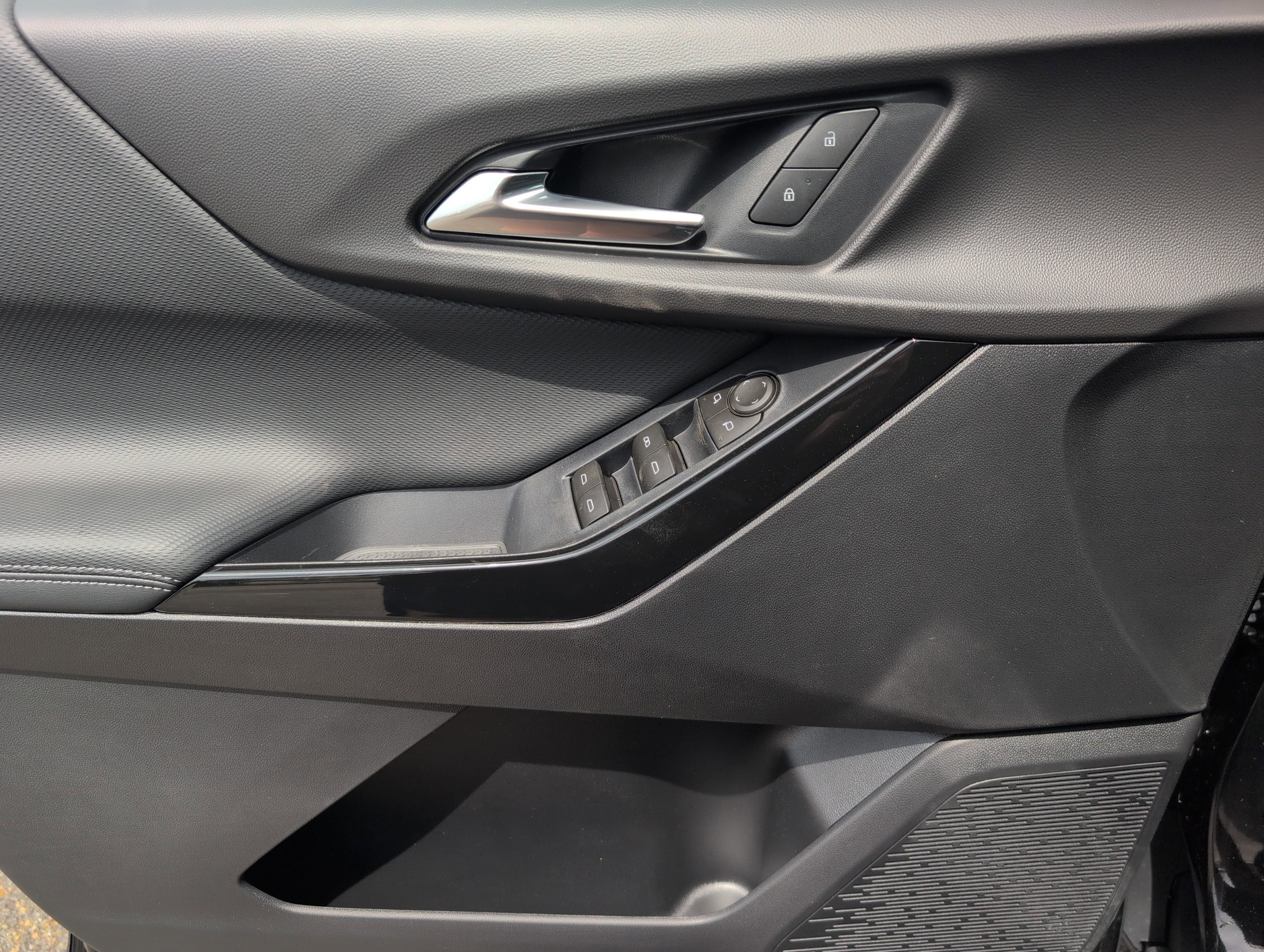 New 2026 Chevrolet Equinox LT w/ Safety and Technology Package FWD image 16