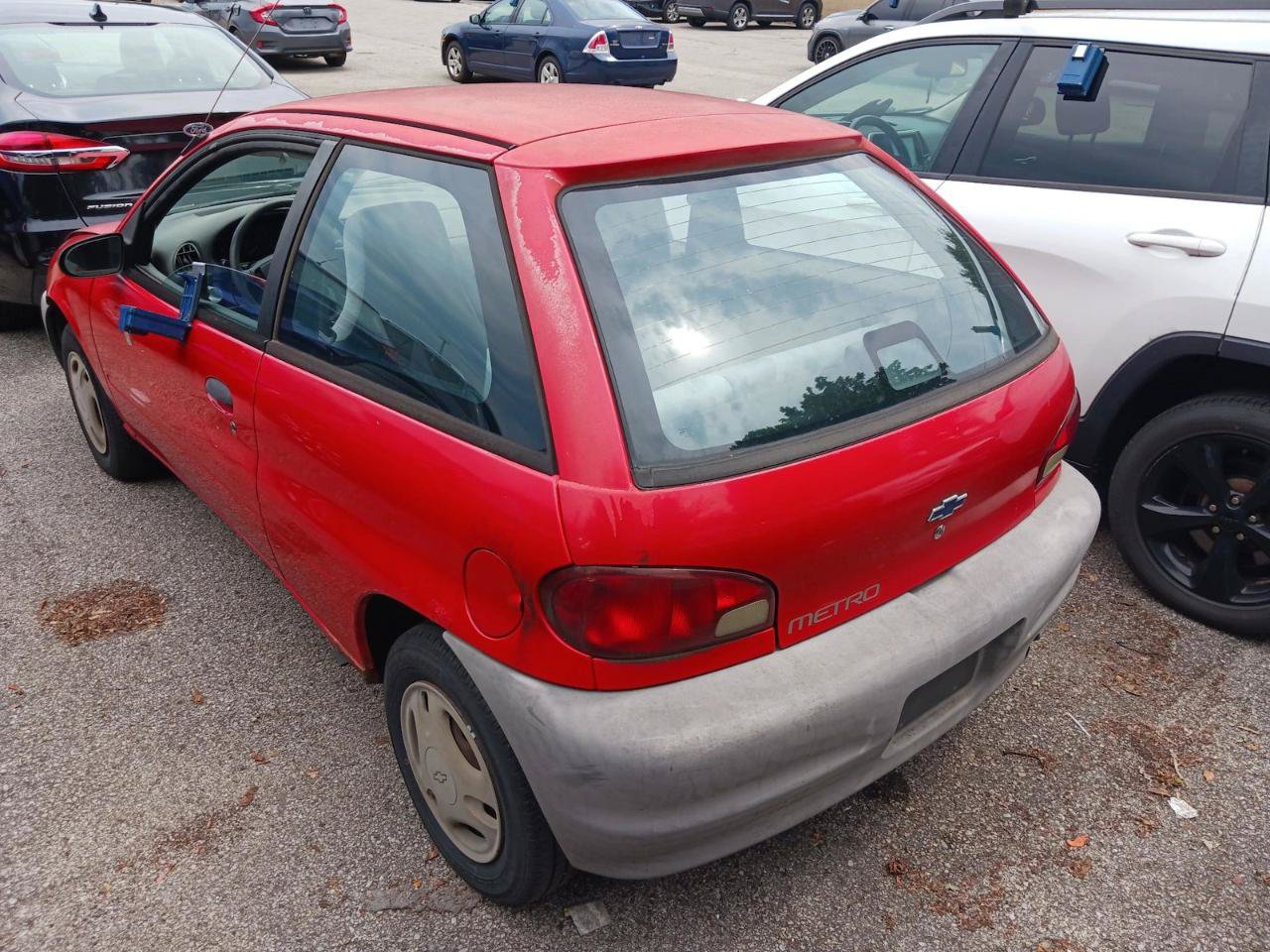 Used 2000 Chevrolet Metro Hatchback FWD image 4