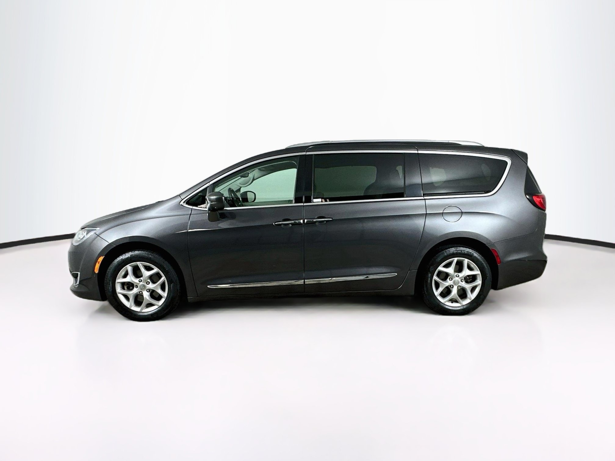 Used 2019 Chrysler Pacifica Touring-L Plus w/ Advanced Safetytec Group FWD image 4