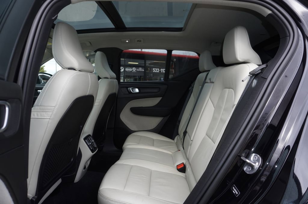 Used 2023 Volvo XC40 B5 Plus image 25