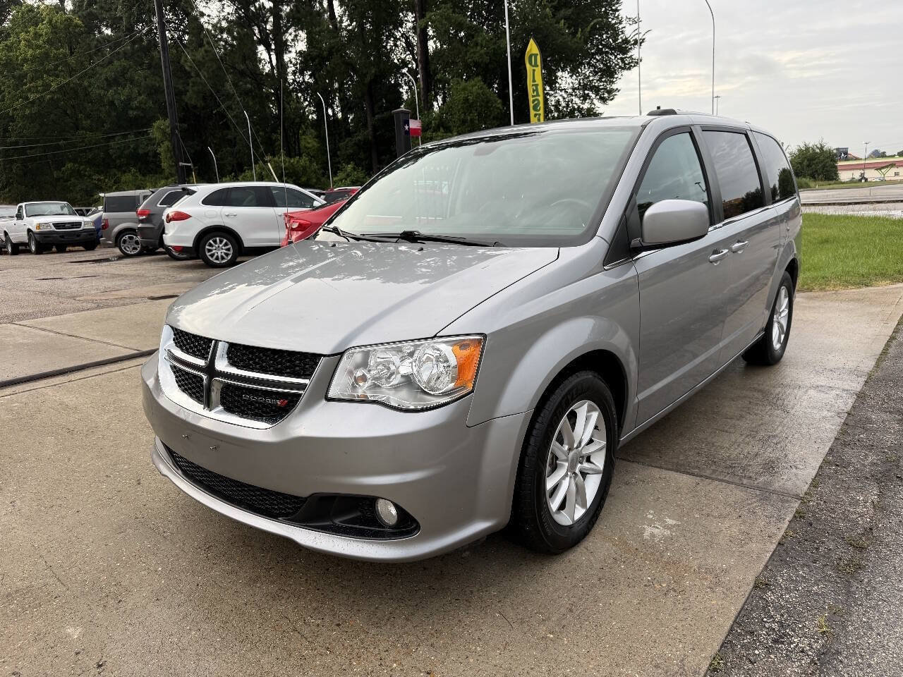 Used 2019 Dodge Grand Caravan SXT FWD image 3