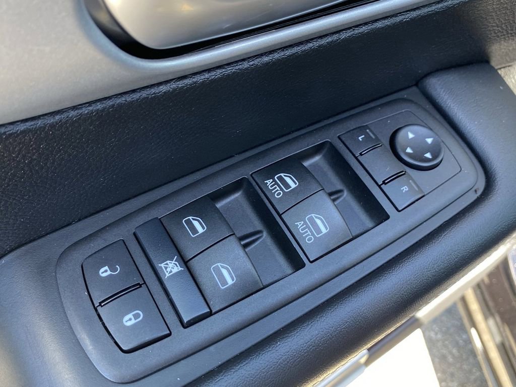Used 2024 Chrysler Pacifica Touring FWD image 23