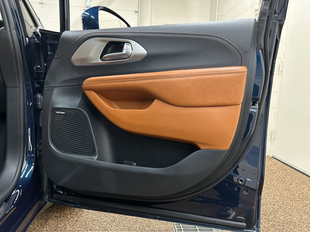 Used 2024 Chrysler Pacifica Pinnacle w/ Trailer Tow Group image 14