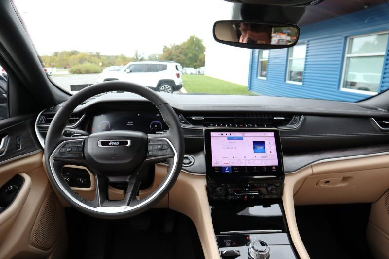 Used 2023 Jeep Grand Cherokee Limited image 11