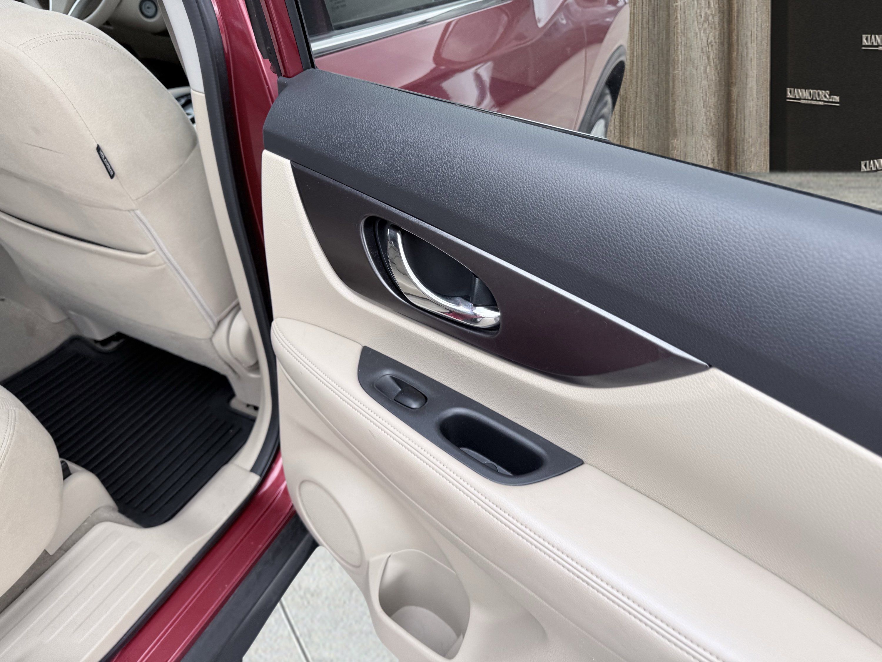 Used 2015 Nissan Rogue S FWD image 32