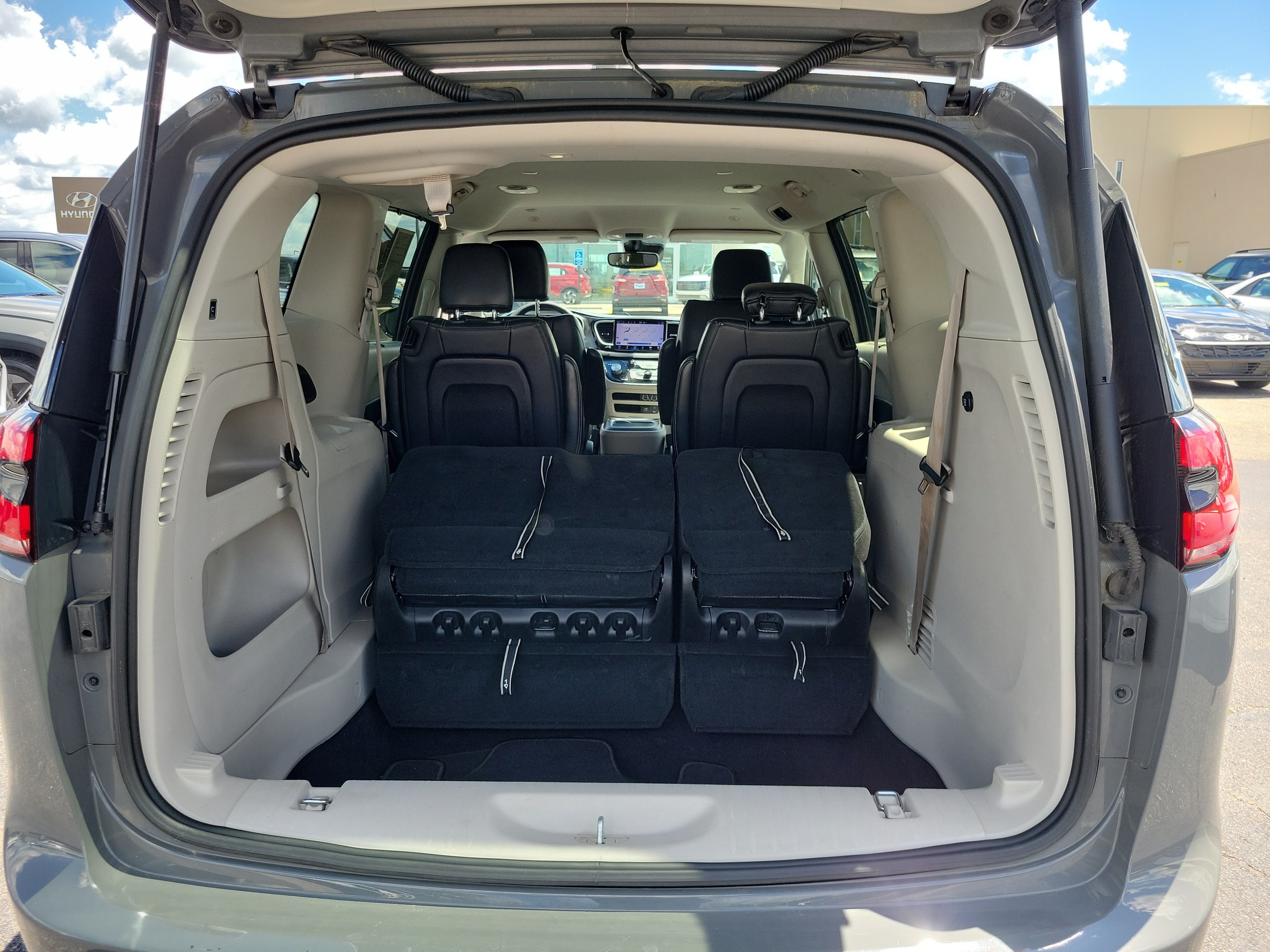 Used 2022 Chrysler Pacifica Touring-L FWD image 8
