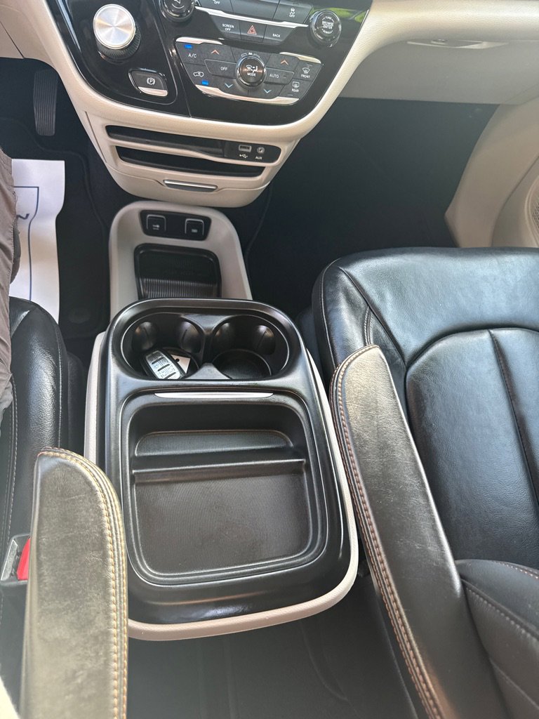 Used 2017 Chrysler Pacifica Touring-L w/ Tire & Wheel Group image 18