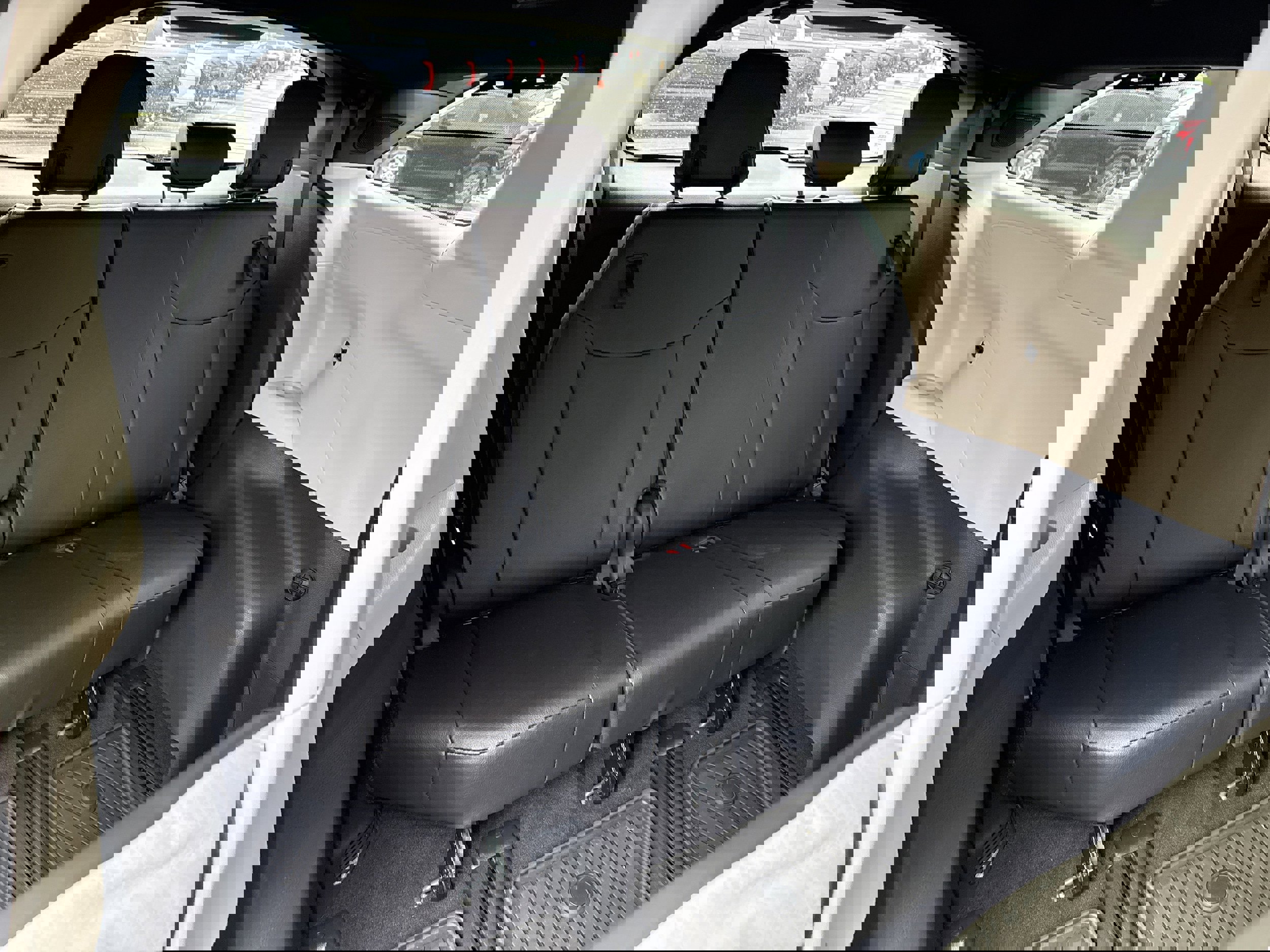 Used 2025 Toyota Sienna Platinum image 30