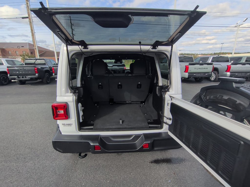 Used 2026 Jeep Wrangler Unlimited Sahara AWD/4WD image 23