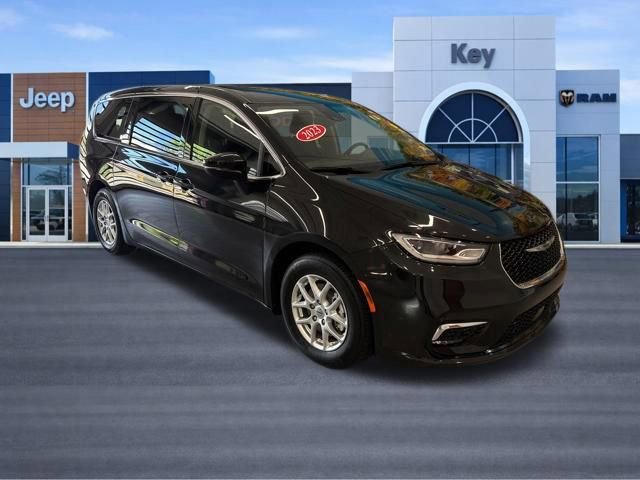 Used 2023 Chrysler Pacifica Touring-L FWD image 11