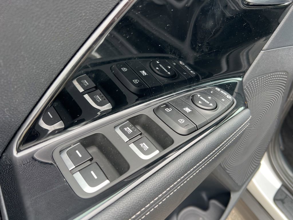 Used 2019 Kia Niro EX w/ Cold Weather Package 2.0 image 11