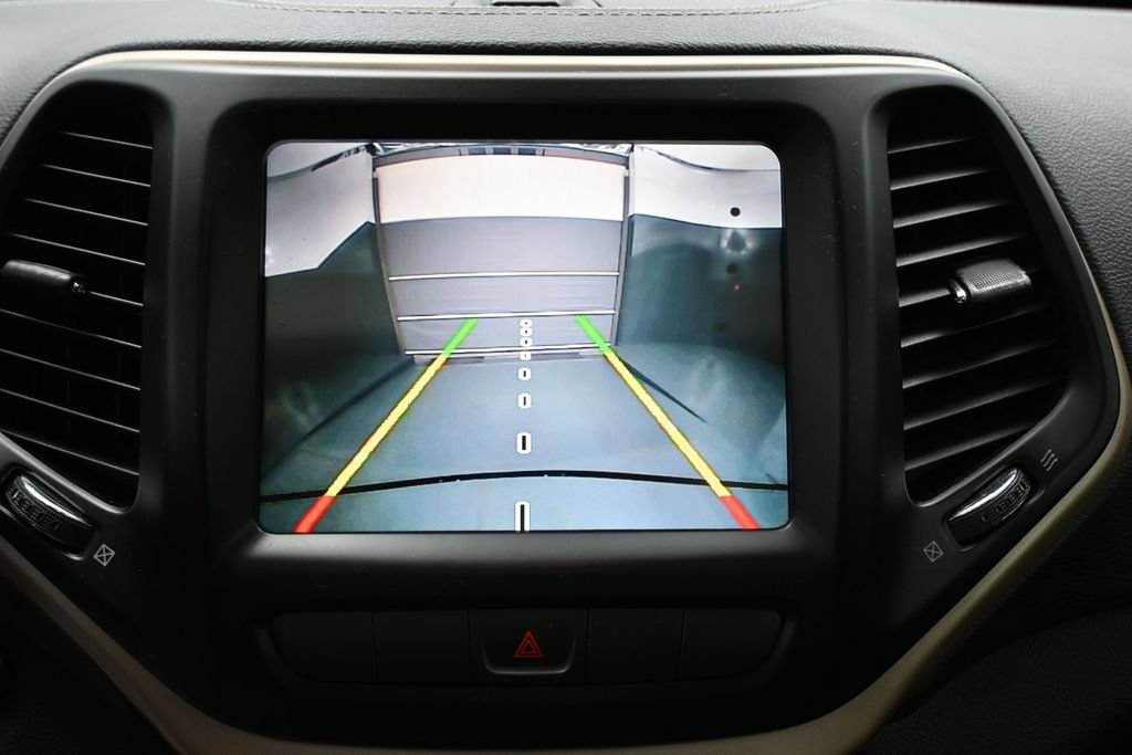 Used 2015 Jeep Cherokee Latitude w/ Comfort/Convenience Group FWD image 24