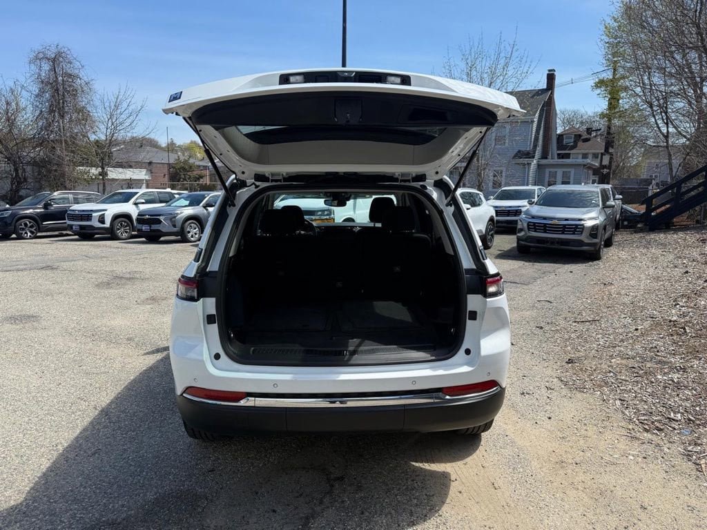 Used 2023 Jeep Grand Cherokee Laredo AWD/4WD image 6