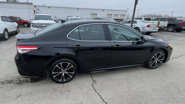 Used 2020 Toyota Camry SE FWD image 2