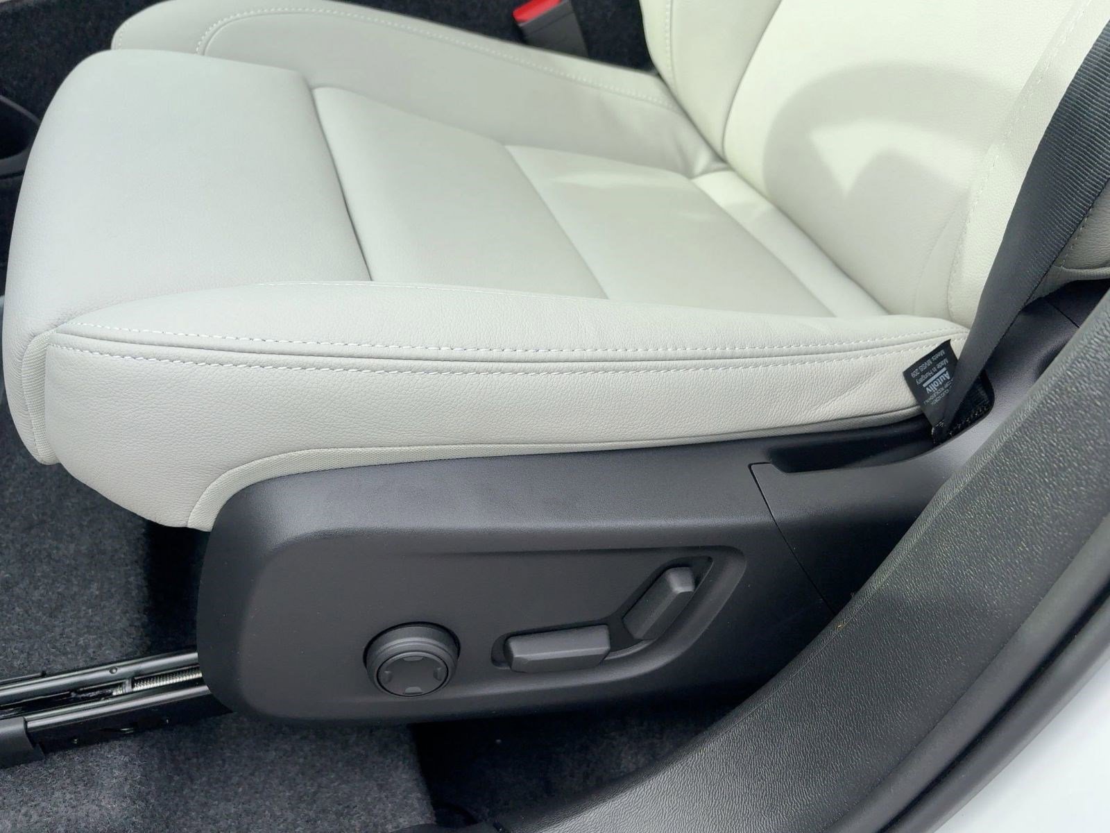 New 2026 Volvo XC40 B5 Plus w/ Protection Package Premier image 14