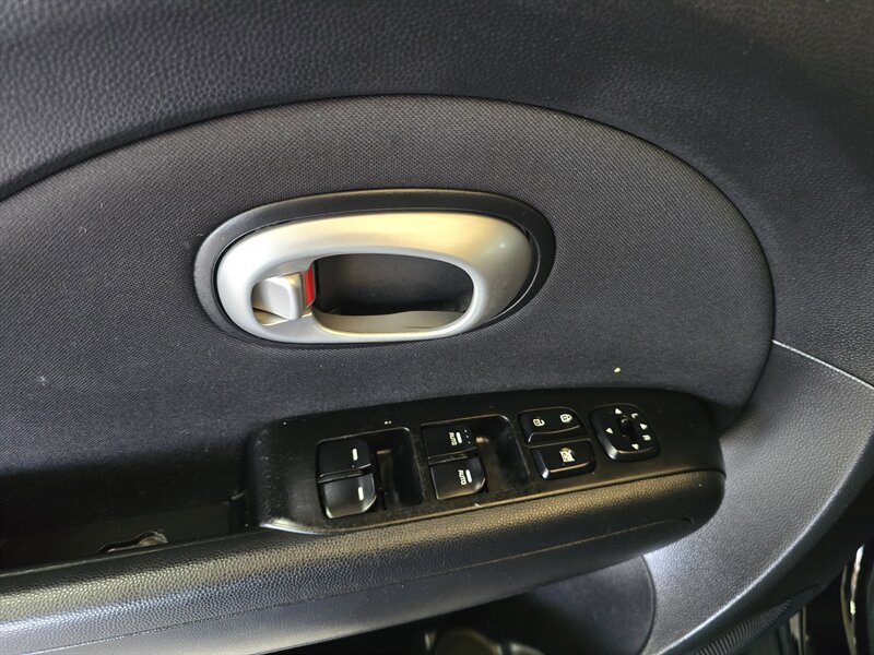 Used 2016 Kia Soul + FWD image 17