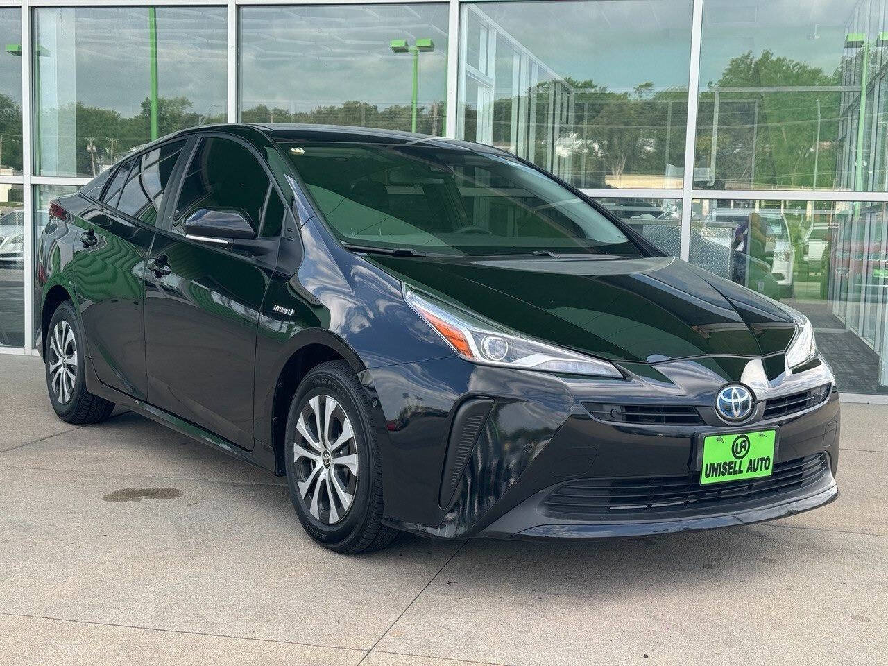 Used 2022 Toyota Prius LE AWD/4WD image 2
