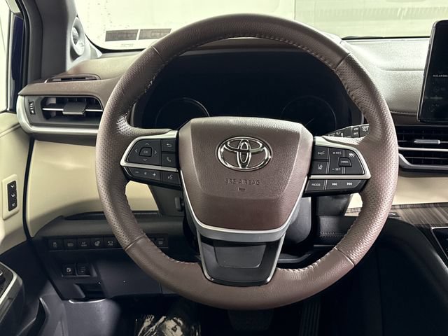 Used 2024 Toyota Sienna Platinum AWD/4WD image 28