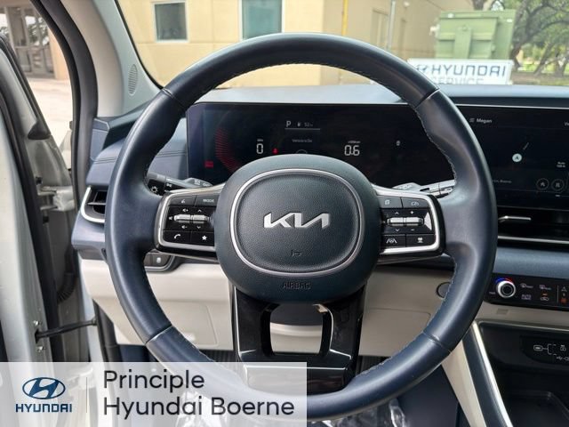 Used 2025 Kia Carnival EX FWD image 8