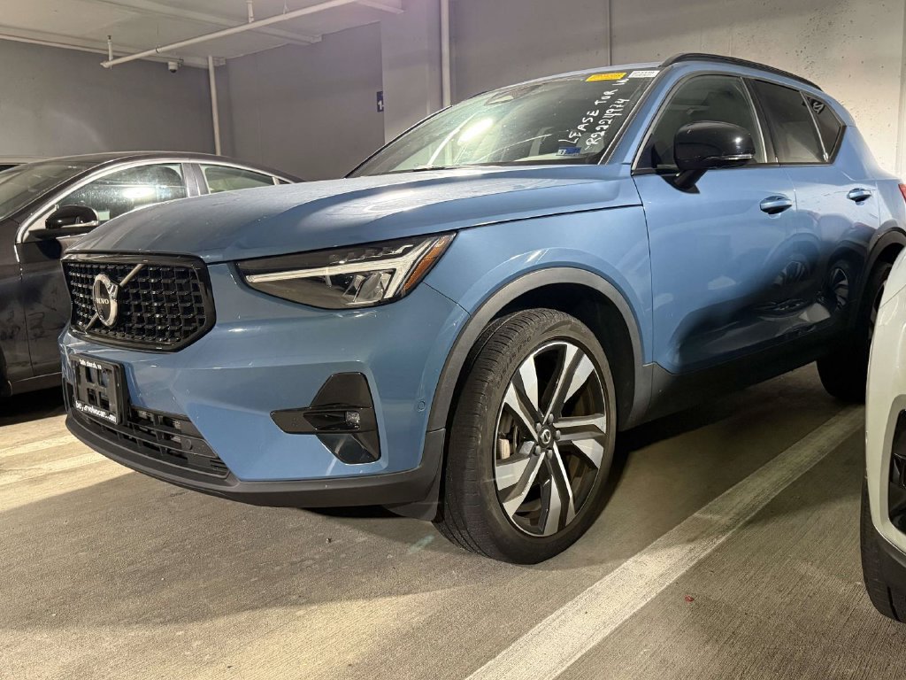 Used 2024 Volvo XC40 B5 Plus w/ Climate Package AWD/4WD image 1