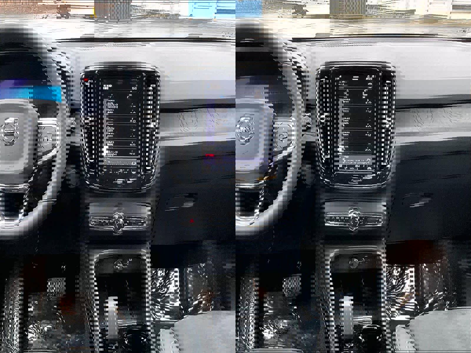 Used 2023 Volvo XC40 Recharge Ultimate image 9